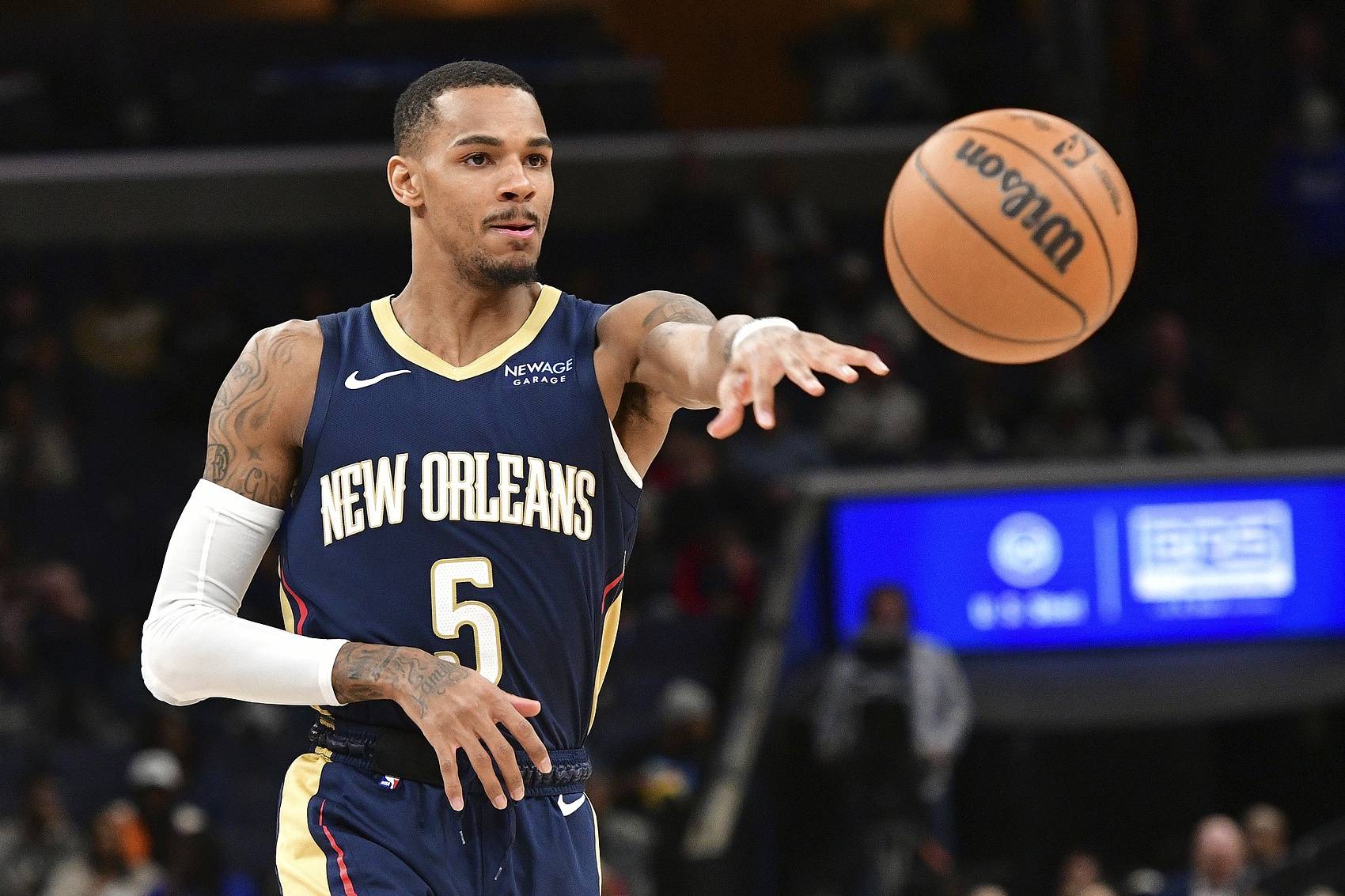 并与其签约 并与其签约